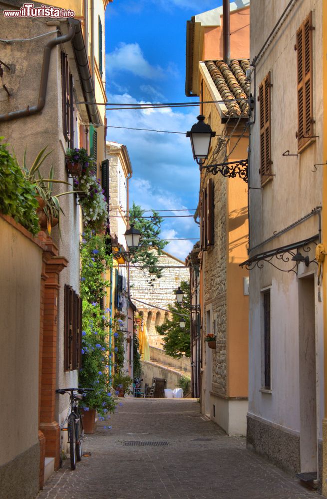 Immagine Una strada del centro storico di Sirolo, il borgo si trova a sud del Conero, nelle Marche