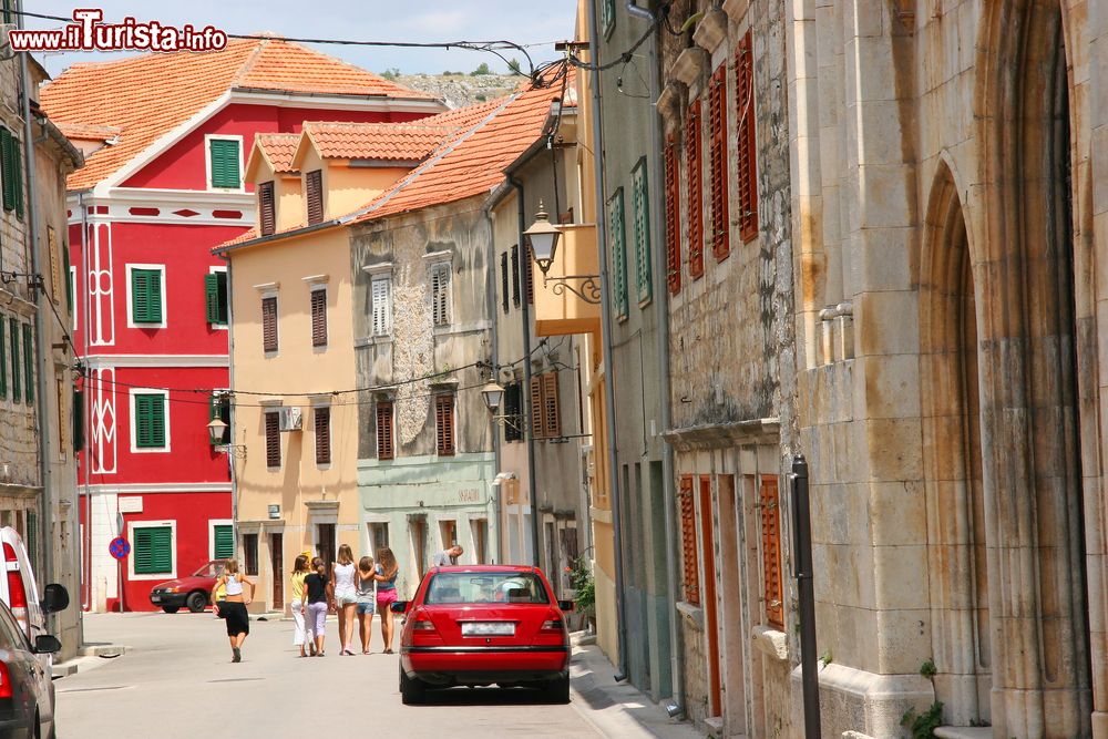 Immagine Una strada del centro storico di Skradin, pittoresco villaggio della Croazia.