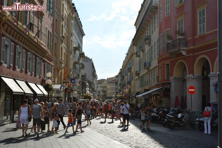 Immagine Una strada nel cuore storico di Nizza, Francia. Una tipica via pedonale nel centro della "vieia vila" come viene chiamata la città in dialetto nizzardo.