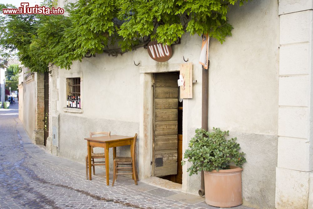 Immagine Una strada del piccolo borgo di Castellato Lagusello, Lombardia, provincia di Mantova