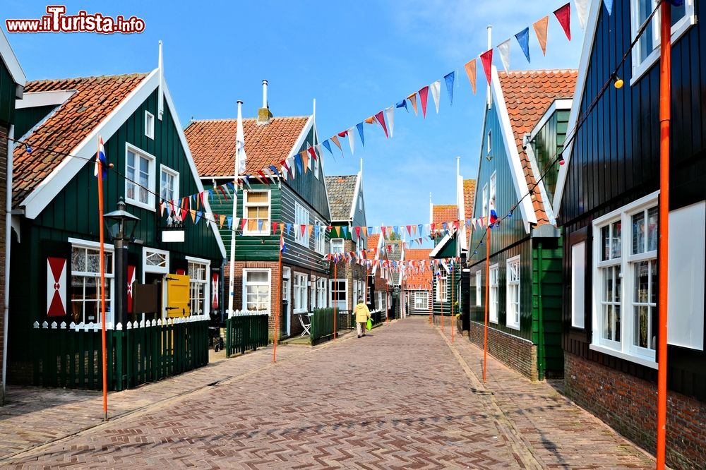 Immagine Una strada del villaggio storico di Marken, Olanda, addobbata con bandiere - © JeniFoto / Shutterstock.com