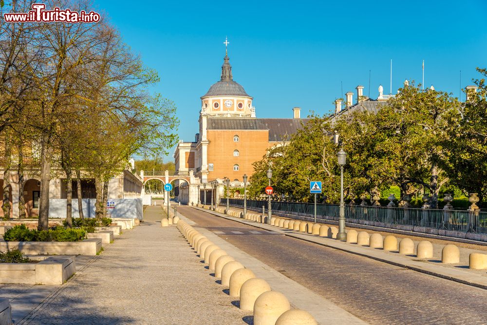 Immagine Una strada della città di Aranjuez, Spagna. La disposizione delle vie è nel più puro stile barocco.