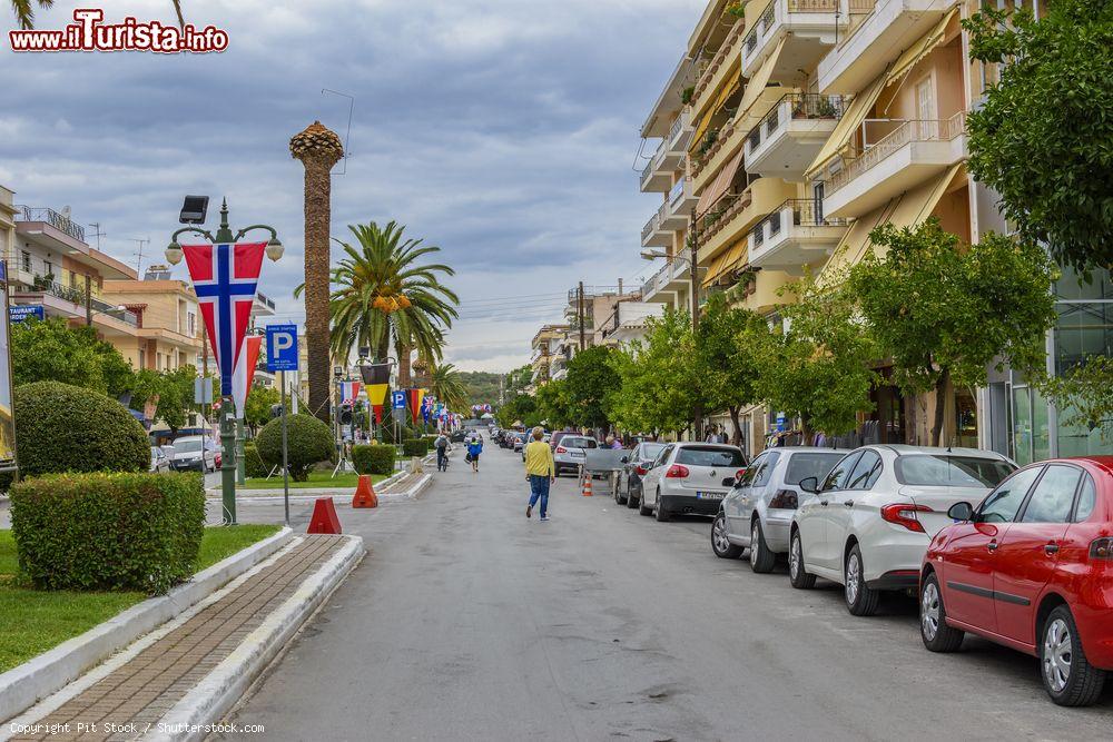 Immagine Una strada della città di Sparta (Grecia) in una giornata nuvolosa - © Pit Stock / Shutterstock.com