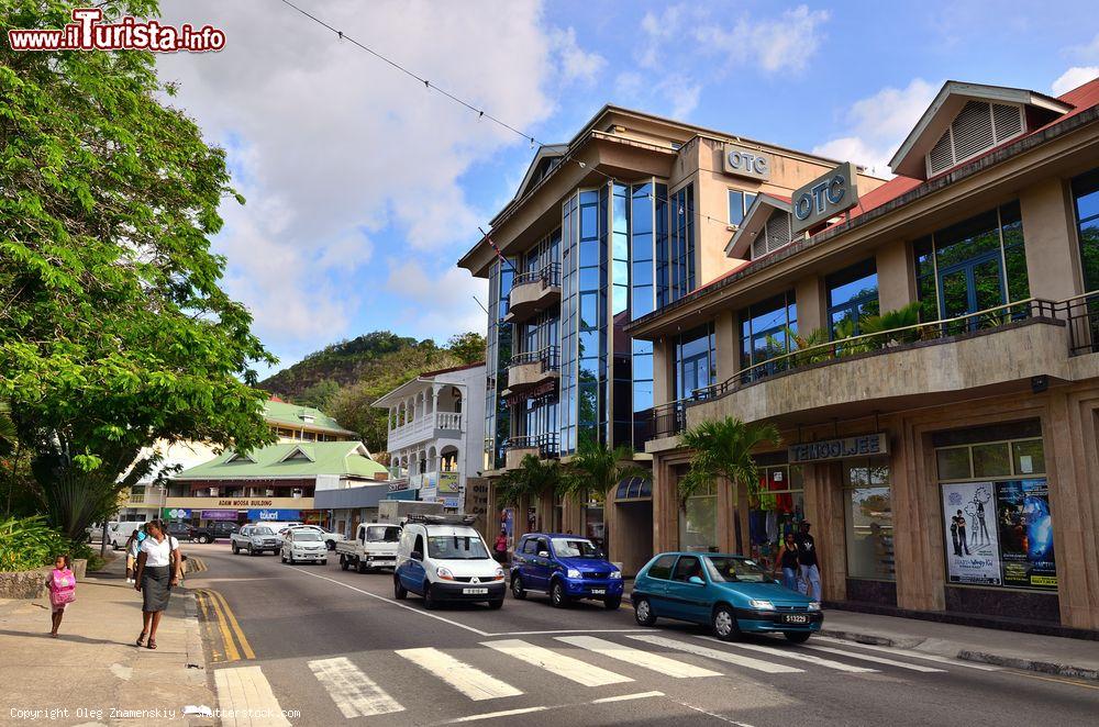 Immagine Una strada della città di Victoria, Mahé: siamo nella più picola capitale africana - © Oleg Znamenskiy / Shutterstock.com