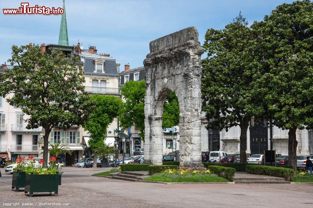 Immagine Una strada della cittadina di Aix-les-Bains, Francia. Nota per le sue acque calde dalle virtù riconosciute, è il secondo centro termale di Francia - © gumbao / Shutterstock.com