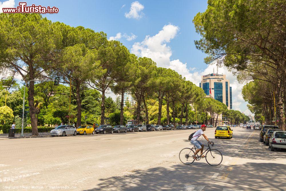 Immagine Una strada della nuova città di Tirana, Albania. Oltre ad essere la capitale del paese, ne è anche la città più abitata - © Tomasz Wozniak / Shutterstock.com