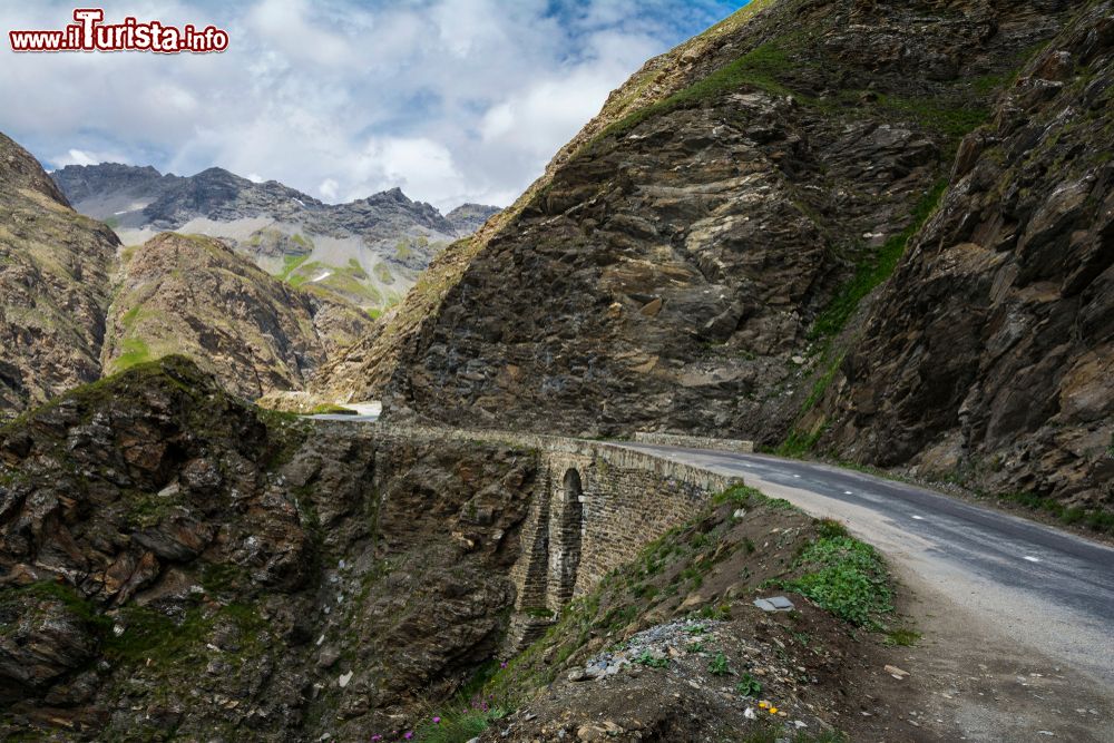 Immagine Una strada della Val d'Isère con il passo montano dell'Iseran, Francia: è il passo lastricato più alto delle Alpi.