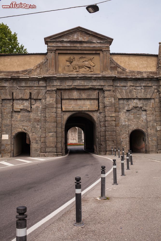 Immagine Una strada deserta a Bergamo alta durante l'emergenza COVID-19 e la quarantena del Coronavirus nel 2020