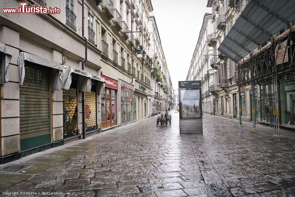 Immagine Una strada deserta a Torino durante l'emergenza del Coronavirus 2020 - © MikeDotta / Shutterstock.com