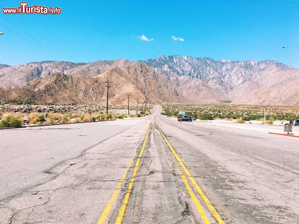 Immagine Una strada deserta fuori dalla cittadina di Palm Springs, California. La città si trova nell'area della Coachella Valley, protetta dalle San Bernardino Mountains a nord.