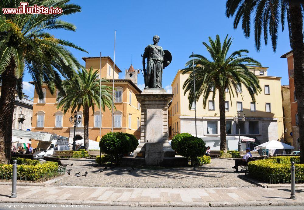 Immagine Una strada della bella città di Ascoli Piceno, Marche, Italia - © giovanni boscherino / Shutterstock.com
