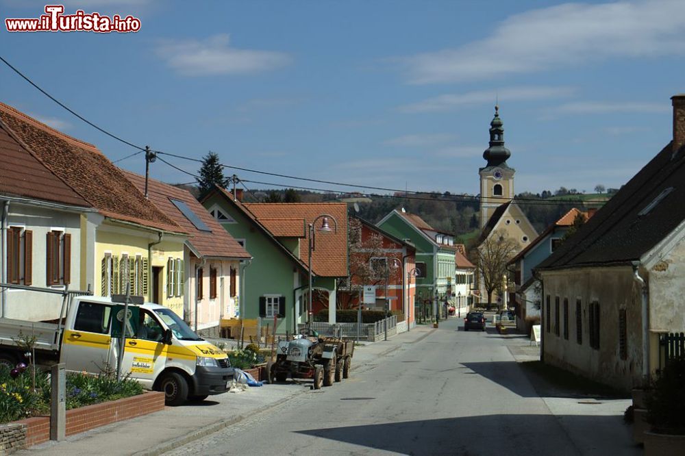 Immagine Una strada di Bad Waltersdorf, paesa della Stiria, centro termale in Austria - © Aktron, CC BY 3.0, Wikipedia