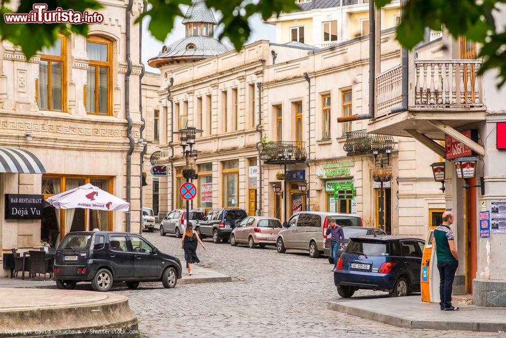 Immagine Una strada di ciottoli nel centro cittadino di Kutaisi, Georgia. Auto parcheggiate ai lati della via e area pedonale - © David Bokuchava / Shutterstock.com