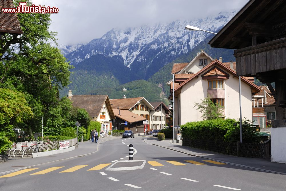 Immagine Una strada di Interlaken, Svizzera. I primi turisti visitarono questa regione con un viaggio organizzato nel XIX° secolo.