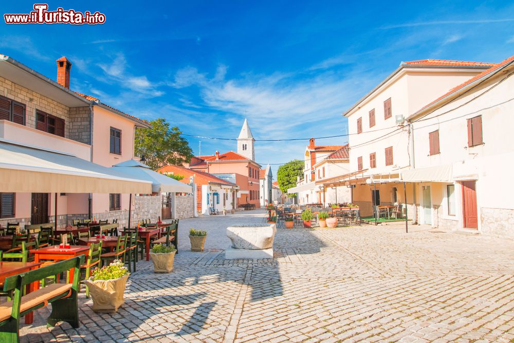 Immagine Una strada di Nin, Croazia, in una giornata di sole. Il centro storico è uno dei gioielli di questa località situata a pochi chilometri da Zara.