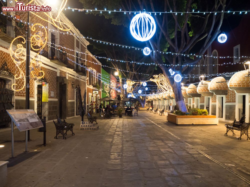 Immagine Una strada di Puebla, Messico, by night con decorazioni luminose.