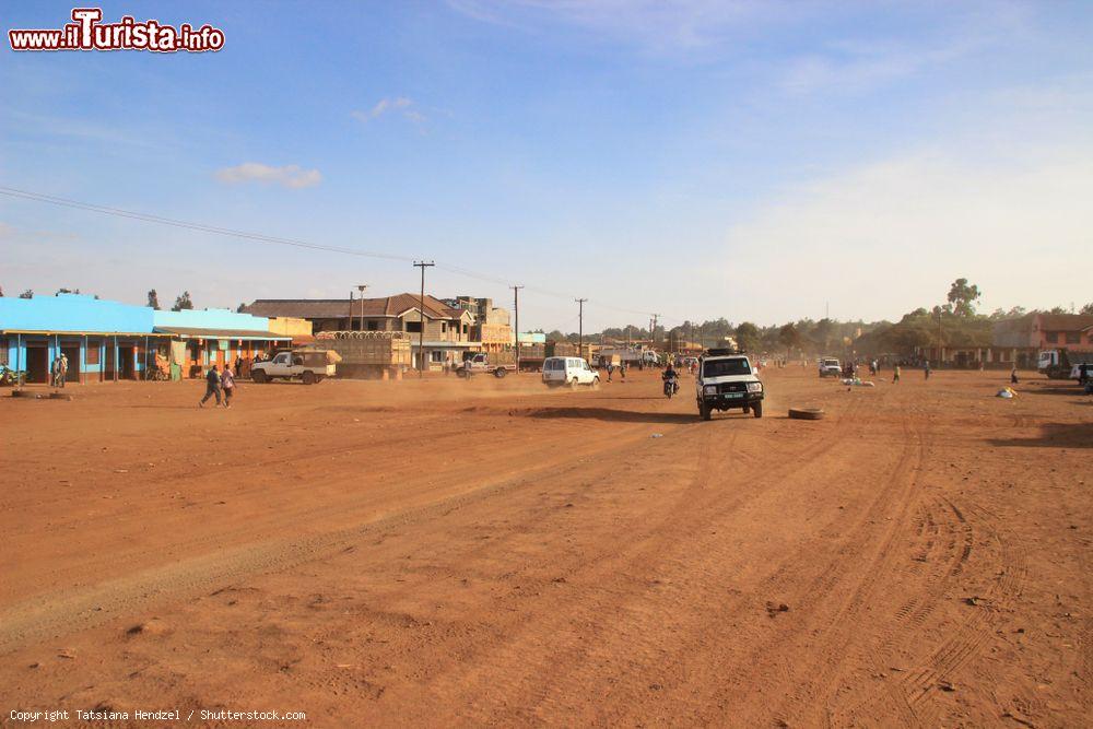 Immagine Una strada di terra rossa nella cittadina di Marsabit, Kenya - © Tatsiana Hendzel / Shutterstock.com