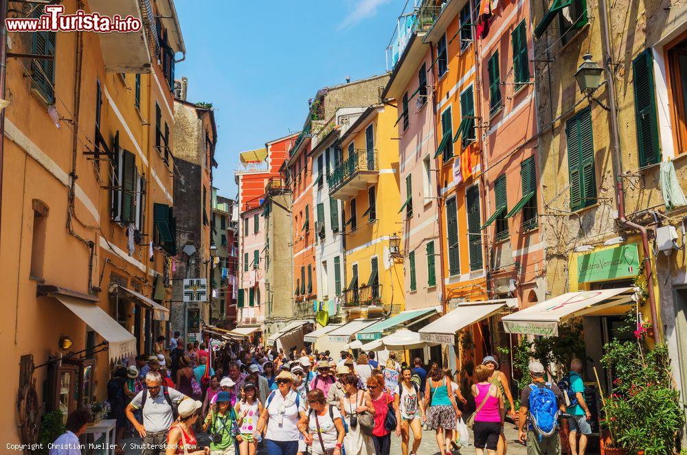 Immagine Una strada di Vernazza affollata di gente, La Spezia, Liguria. Il colpo d'occhio su questa località della riviera ligure è fra i più suggestivi delle Cinque Terre - © Christian Mueller / Shutterstock.com