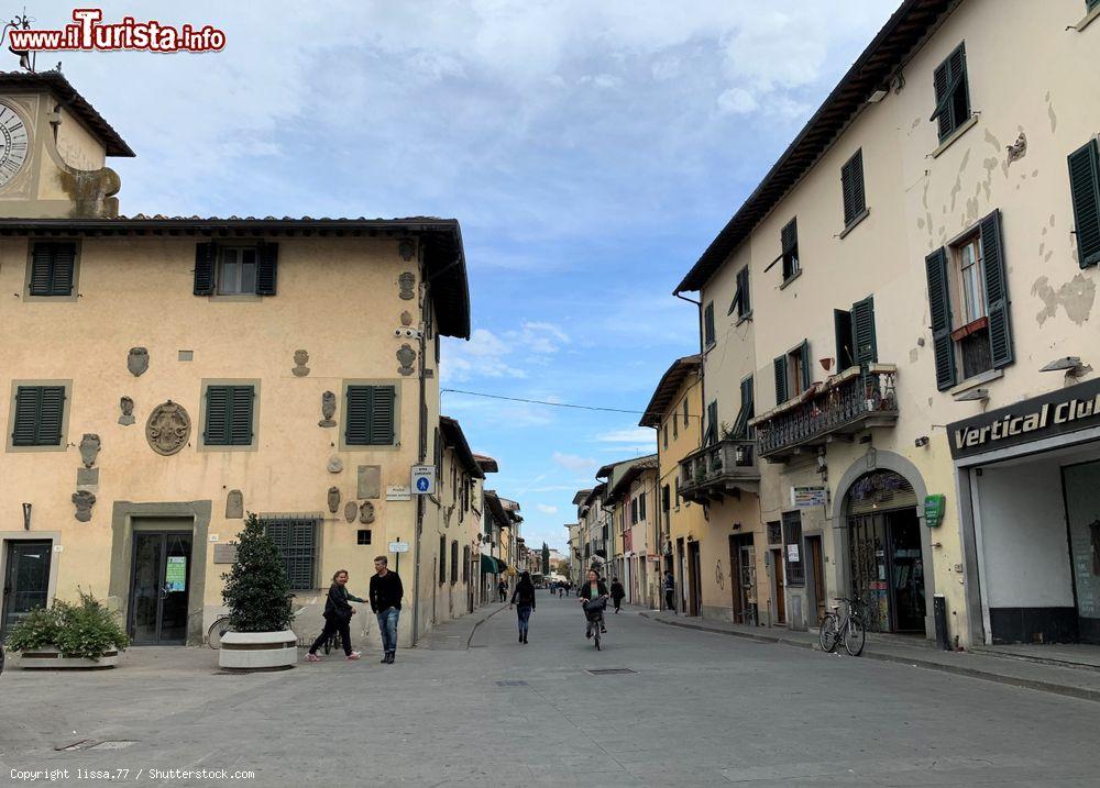 Immagine Una strada importante del centro storico di Campi Bisenzio in Toscana - © lissa.77 / Shutterstock.com