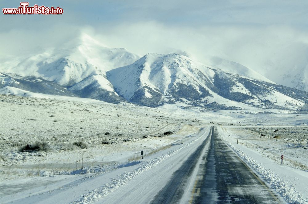 Immagine Una strada innevata nei pressi di Esquel, Argentina.