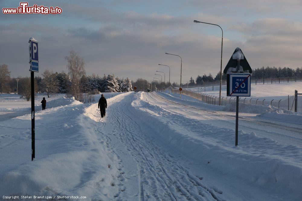 Immagine Una strada innevata poco fuori la città di Linkoping, Svezia - © Stefan Braeutigam / Shutterstock.com