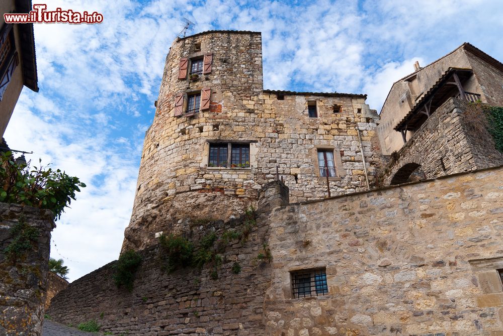 Immagine Una strada medievale a Cordes-sur-Ciel, Francia. La città ha conservato splendide abitazioni in stile gotico.