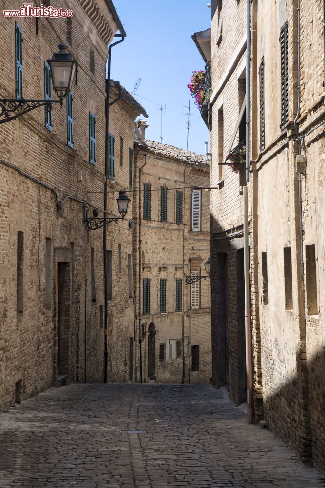 Immagine Una strada medievale del borgo di Montecassiano in provincia di Macerata