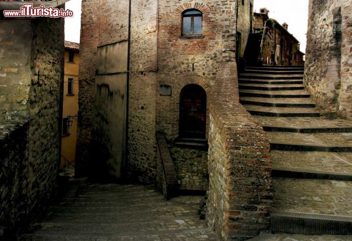 Immagine Una strada medievale, uno scorcio pittoresco all'interno del Borgo di Montone in Umbra