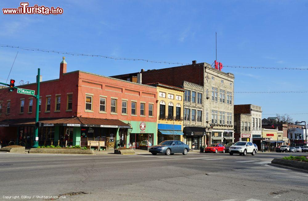 Immagine Una strada nei pressi della Monroe County Courthouse di Bloomington, Indiana. L'edificio ospita la sede del governo della Contea di Monroe - © EQRoy / Shutterstock.com