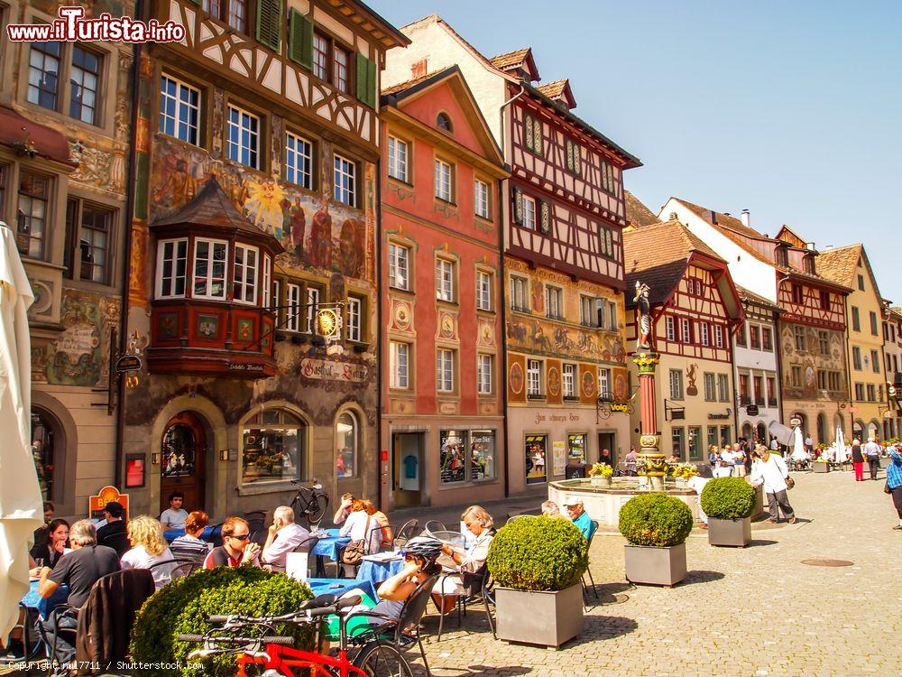 Immagine Una strada nel borgo di Stein am Rhein vicino a Sciaffusa, con le tipiche case a graticcio e affrescate. - © nui7711 / Shutterstock.com