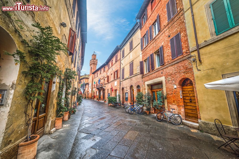 Immagine Una strada nel centro storico di Buonconvento in Toscana.