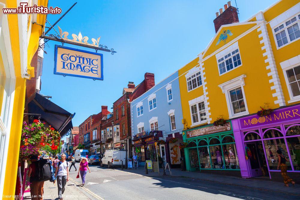 Immagine Una strada nel centro storico di Glastonbury, Inghilterra - © Christian Mueller / Shutterstock.com