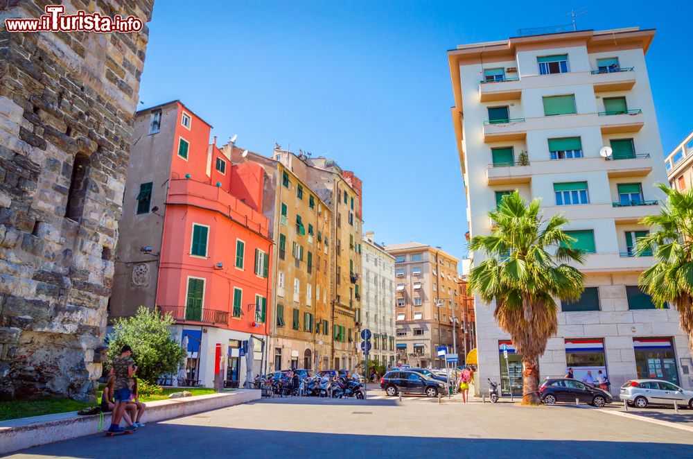 Immagine Una strada nel centro storico di Savona in Liguria. Siamo a due passi dal porto, nella parte più antica della cittadina.