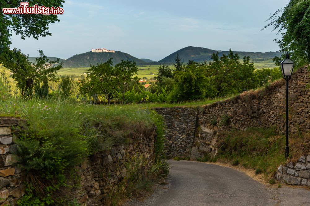 Immagine Una strada nella valle di Wachau a Krems an der Donau, Austria. Siamo in una delle principali mete turistiche della Bassa Austria.