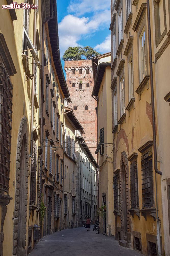 Immagine Una strada pittoresca del centro storico di Lucca, splendido borgo medievale