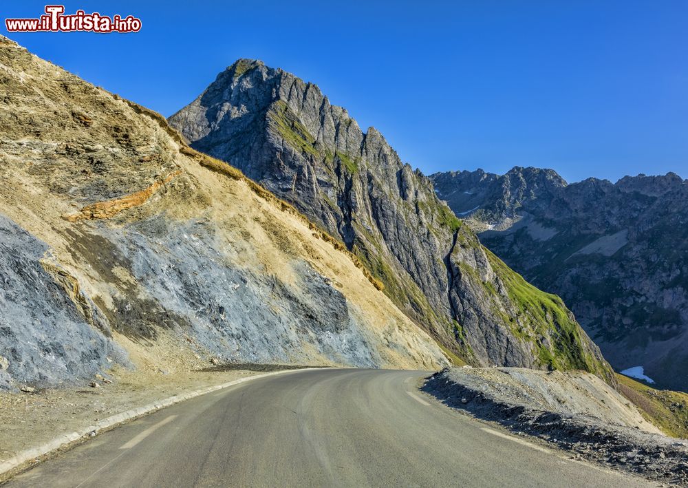 Immagine Una strada s'inerpica sul Colle di Tourmalet nei Pirenei francesi.
