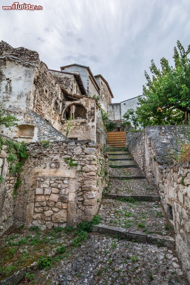 Immagine Una strada tipica del borgo di Capestrano in Abruzzo