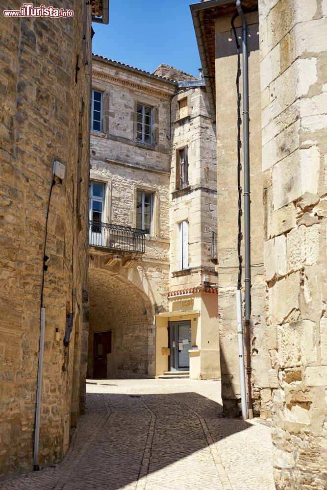 Immagine Una strada tipica del centro storico di Barjac in Occitania, Provenza