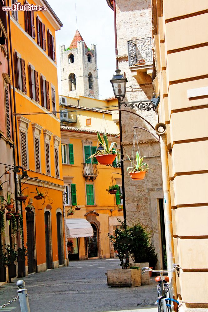 Immagine Una strada tipica di Ascoli Piceno, Marche, Italia. Il centro storico della città è quasi interamente costruito in travertino ed è fra i più ammirati della regione e del Centro Italia.