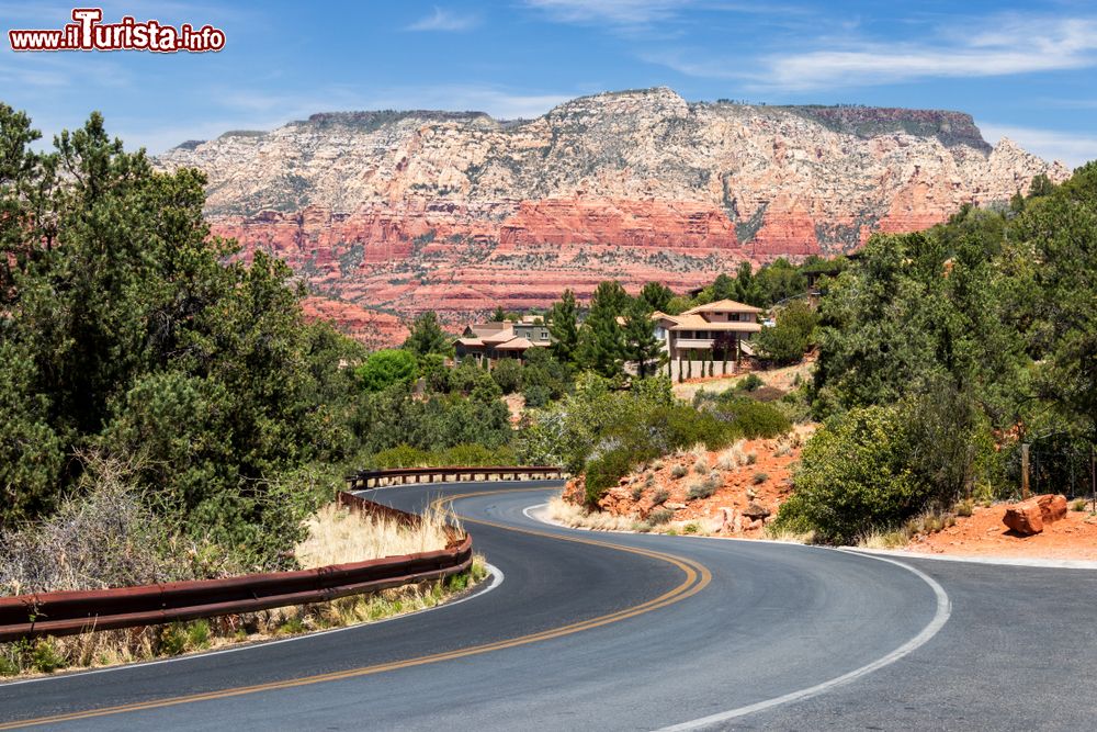 Immagine Una strada tortuosa a Scottsdale, Arizona, USA: la città si trova nella contea di Maricopa, all'interno dell'area metropolitana di Phoenix.