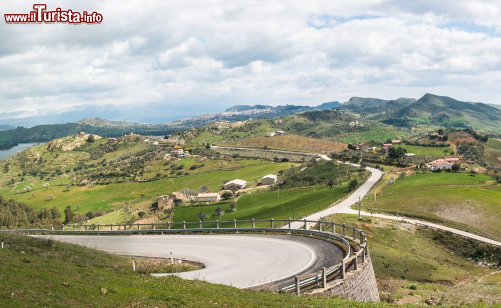 Immagine Una strada tortuosa nei dintorni di Agira in provincia di Enna, Sicilia.