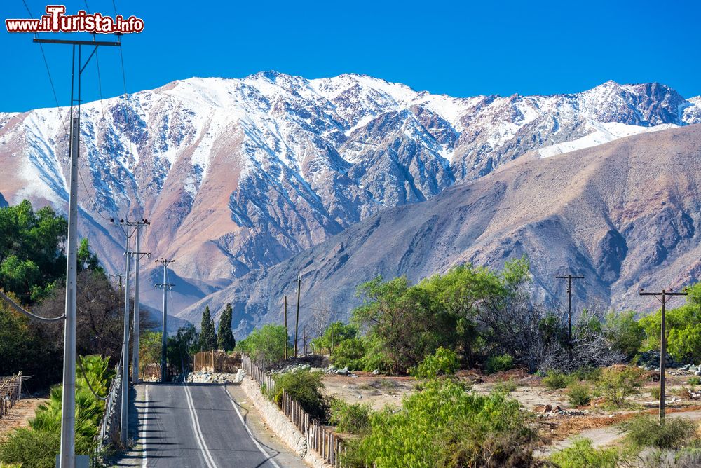 Immagine Una strada tortuosa verso le Ande nei pressi della città La Serena, Cile. A un centinaio di km da Pisco Elqui, La Serena si affaccia sull'Oceano Pacifico.
