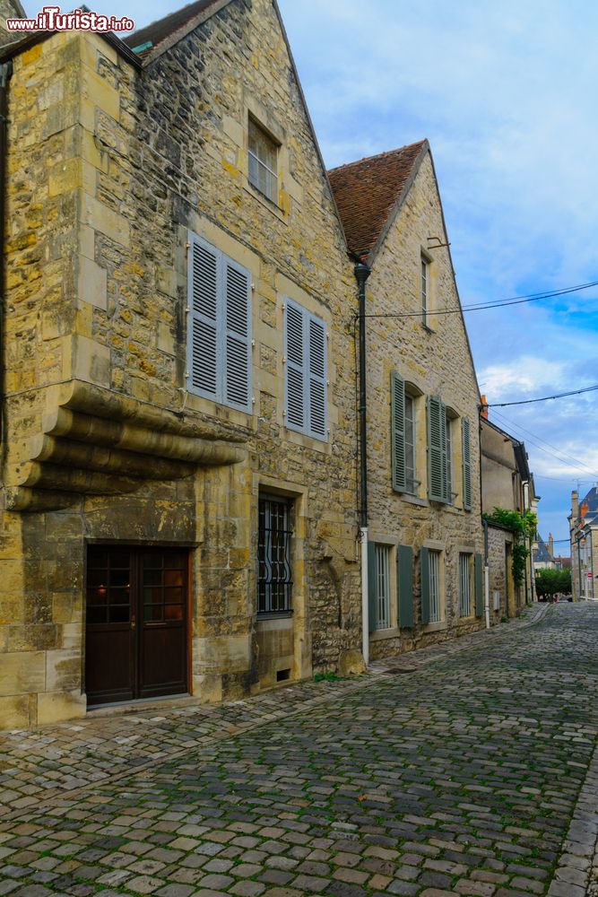 Immagine Una stradina acciottolata del centro di Nevers con vecchie case medievali (Francia).