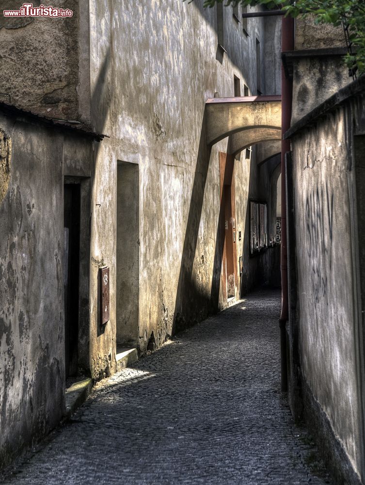 Immagine Una stradina con arco nel centro storico di Litomysl, Repubblica Ceca.