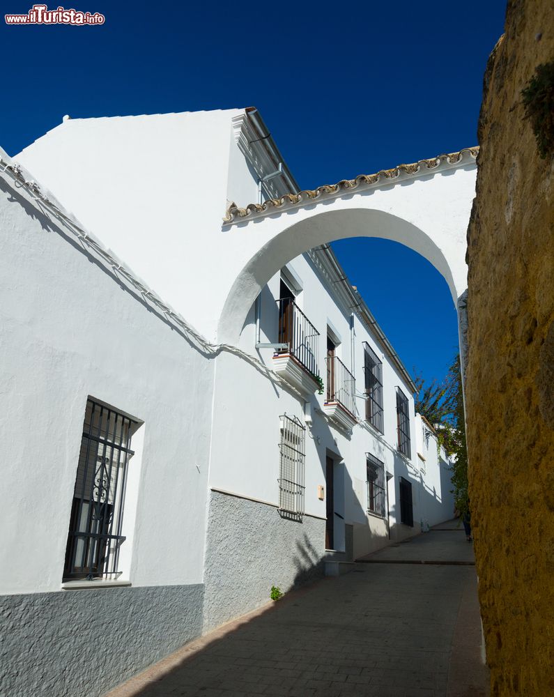 Immagine Una stradina con arco nel centro storico di Osuna, Spagna.