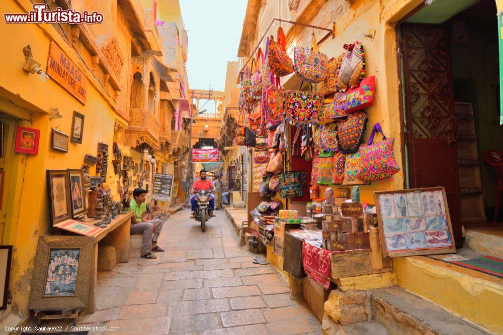 Immagine Una stradina con botteghe e negozi nel forte di Jaisalmer, Rajasthan, India - © Saurav022 / Shutterstock.com