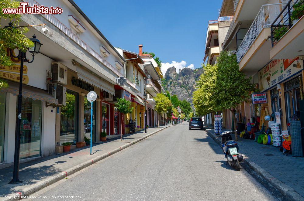 Immagine Una stradina con negozi e attività commerciali nel centro di Kalambaka, Tessaglia (Grecia) - © Katsiuba Volha / Shutterstock.com