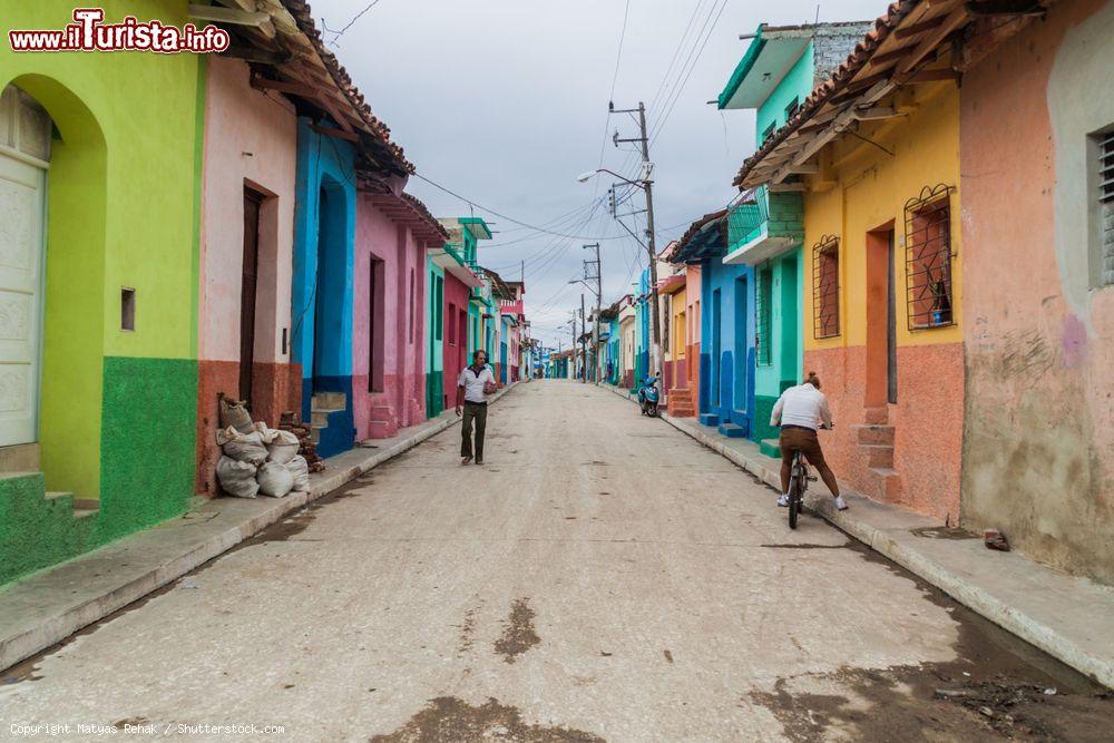 Immagine Una stradina cubana a Sancti Spiritus con le tipiche case dai colori pastello. Siamo in una delle sette "villas" originali di Cuba: Sancti Spiritus venne infatti fondata da Diego Velazquez all'inizio del Cinquecento - © Matyas Rehak / Shutterstock.com