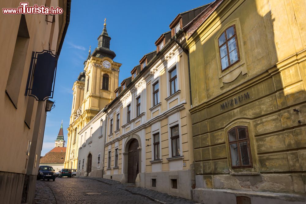 Immagine Una stradina del centro di Szekesfehervar con veduta sulla basilica di Santo Stefano, Ungheria.