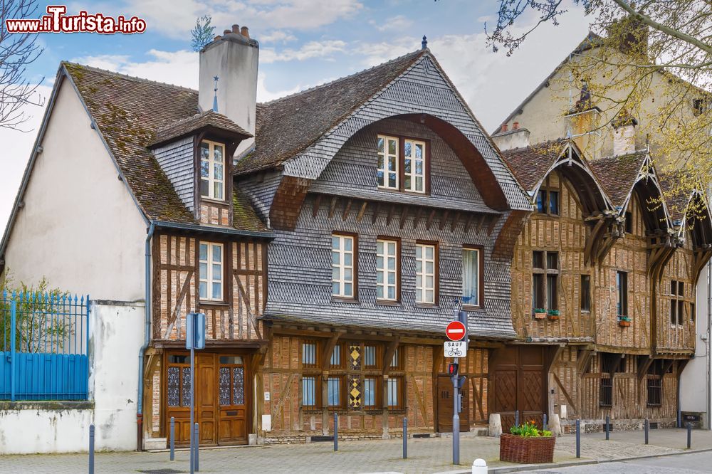 Immagine Una stradina del centro di Troyes con le tipiche case dall'architettura a graticcio, Francia.
